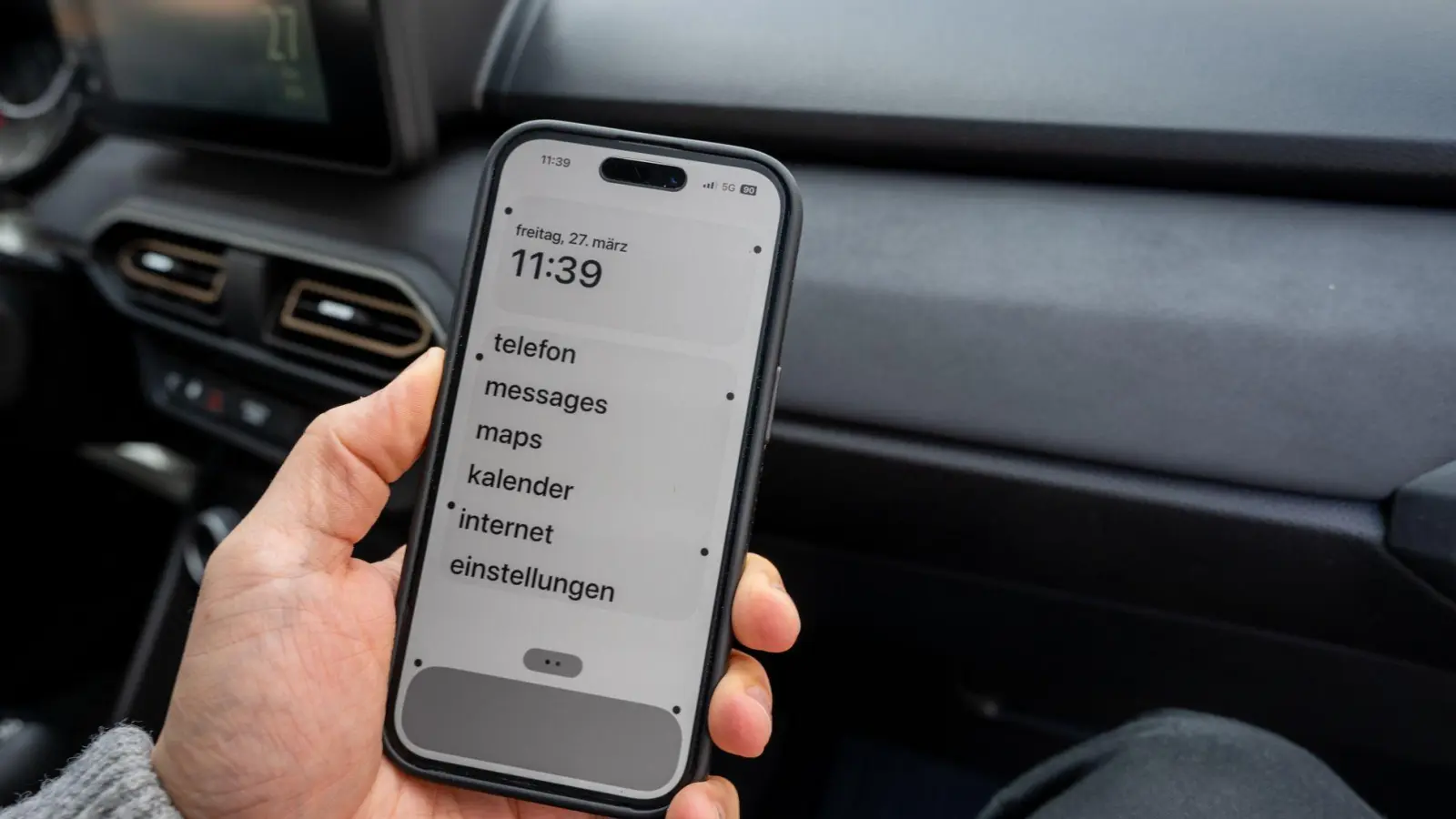 Animierte Punkte auf dem Display sollen gegen Reiseübelkeit helfen: Denn sie zeigen die Bewegungen des Fahrzeugs an und sollen so die Verwirrung des Gleichgewichtsorgans mindern.  (Foto: Zacharie Scheurer/dpa-tmn)