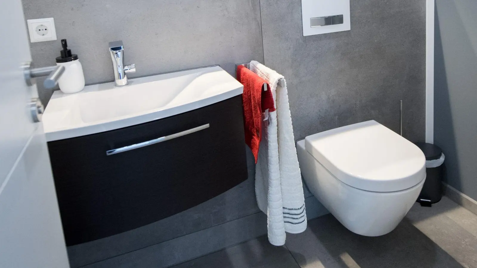 Moderne Wasserkästen an Toiletten sind um einiges sparsamer als ältere Modelle. (Foto: Andrea Warnecke/dpa-tmn)
