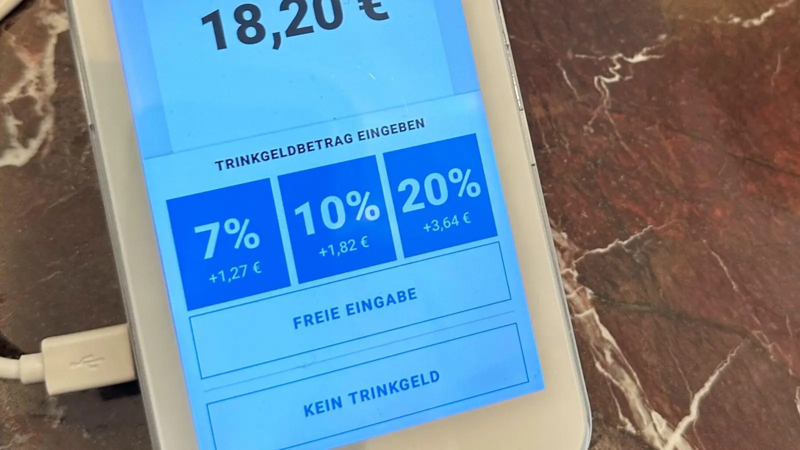 Hilfreich oder digitale Wegelagerei? Zwei Drittel der Teilnehmer einer Bitkom-Umfrage gaben an, dass Trinkgeldvorschläge dazu führen, mehr Trinkgeld zu geben als ursprünglich geplant. (Foto: Gregor Tholl/dpa/dpa-tmn)