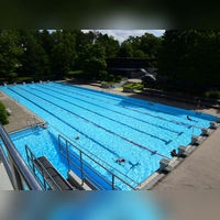 Das große Schwimmbecken im Freibad ist vorläufig noch nicht zugänglich. Der Saisonstart im Rothenburger Freibad wurde vertagt. Es bleibt bis auf Weiteres beim Wechselbetrieb mit dem Hallenbad. (Archivbild: Irmeli Pohl)