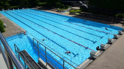 Das große Schwimmbecken im Freibad ist vorläufig noch nicht zugänglich. Der Saisonstart im Rothenburger Freibad wurde vertagt. Es bleibt bis auf Weiteres beim Wechselbetrieb mit dem Hallenbad. (Archivbild: Irmeli Pohl)