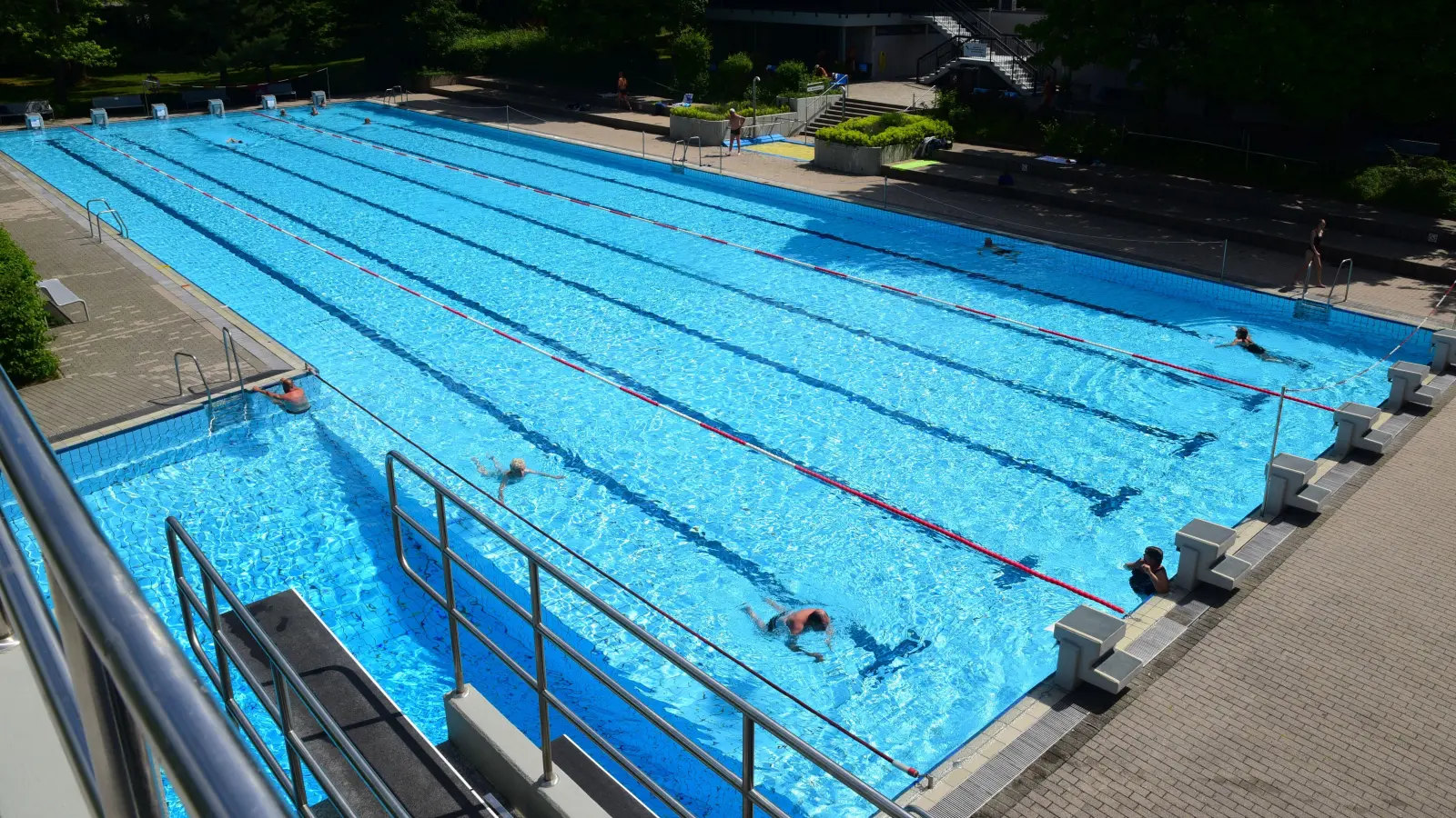 Das große Schwimmbecken im Freibad ist vorläufig noch nicht zugänglich. Der Saisonstart im Rothenburger Freibad wurde vertagt. Es bleibt bis auf Weiteres beim Wechselbetrieb mit dem Hallenbad. (Archivbild: Irmeli Pohl)