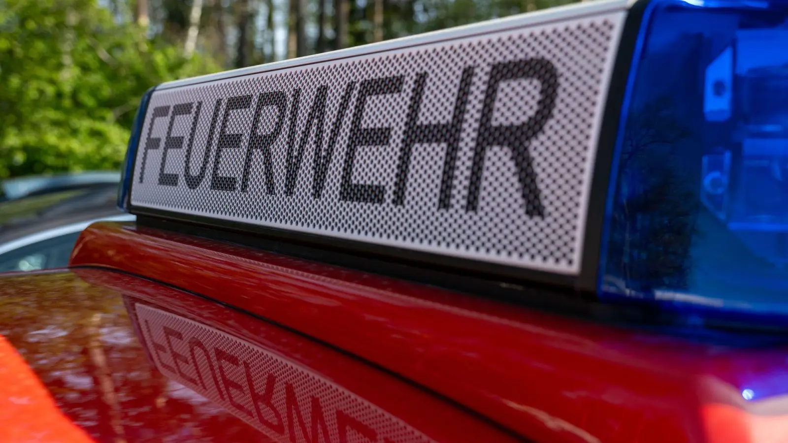 Die Feuerwehrleute sind noch im Einsatz. (Symbolbild) (Foto: Pia Bayer/dpa)