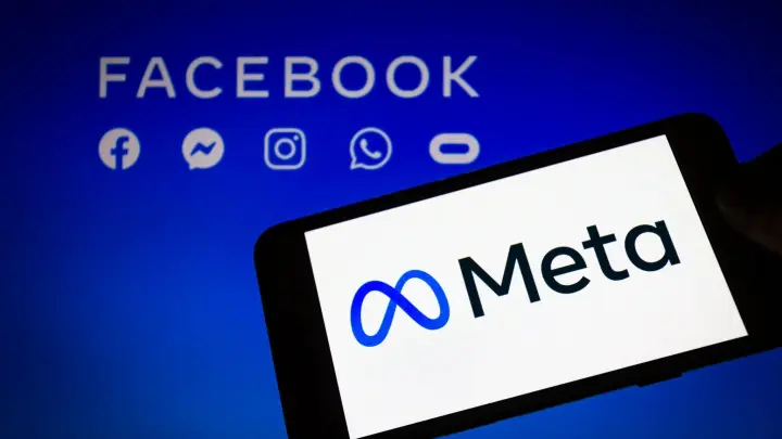 Das Logo von Meta, der Dachmarke des Facebook-Konzerns, auf einem Smartphone, im Hintergrund die Logos von Facebook, Messenger, Instagram, Whatsapp und Oculus. (Foto: Andre M. Chang/ZUMA Press Wire/dpa)