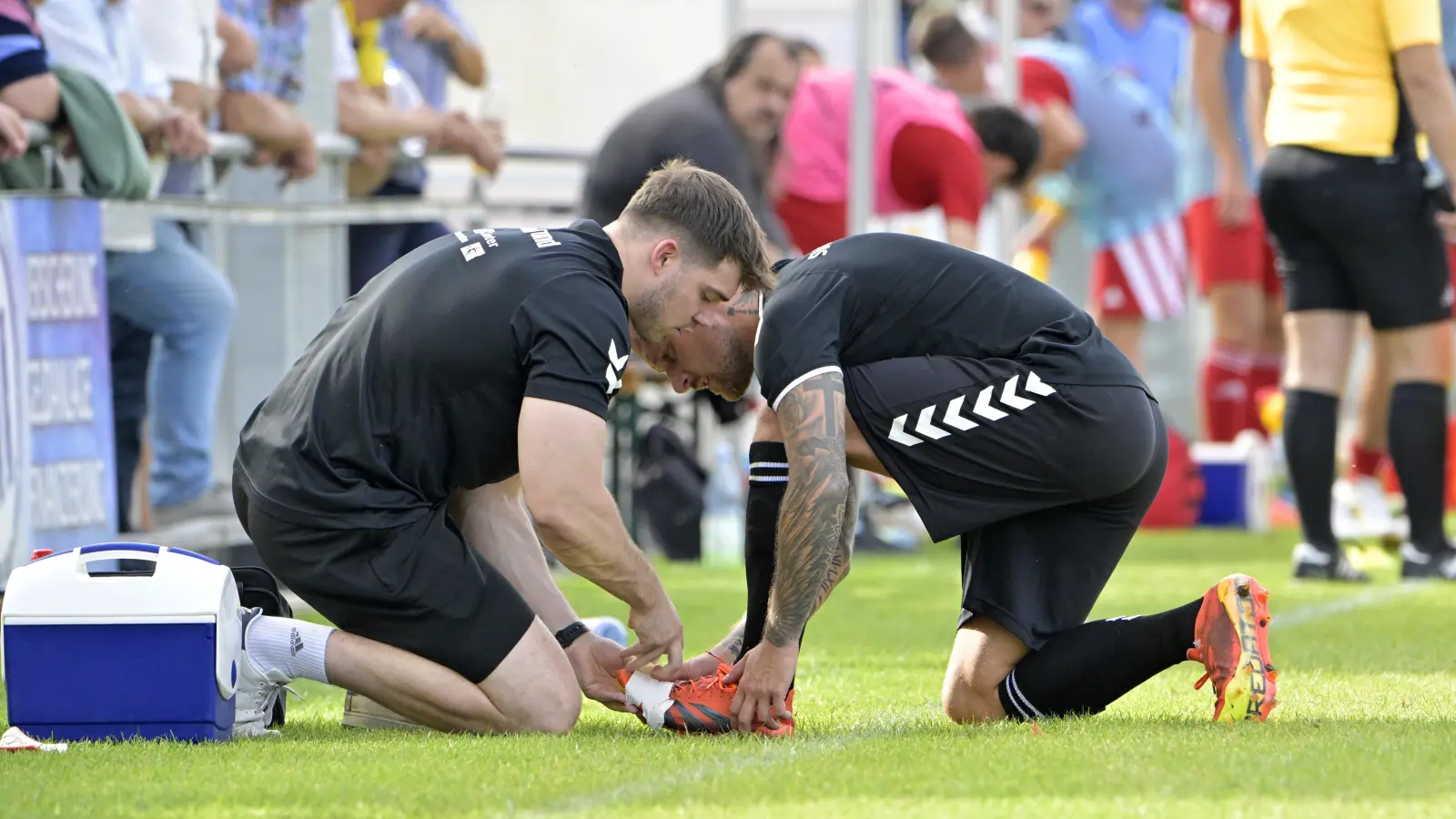 Nicht nur am Schuhwerk muss der SVG Steinachgrund (rechts Kevin Woleman) Reperaturarbeiten verrichten, sondern auch an der gesamten Mannschaft. (Foto: Martin Rügner)