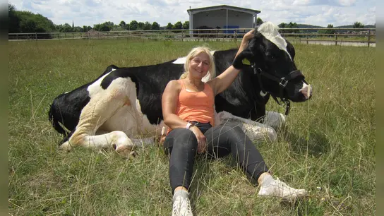 Schmuse-Einheiten für Frodo: Tanja Übelmesser kümmert sich rührend um ihr Holstein-Rind. Das Foto entstand vor wenigen Jahren, seitdem ist Frodo noch ein ganzes Stück gewachsen. (Foto: Dr. Johannes Hermann)