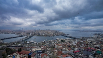 Das Erdbeben schreckte die Menschen in Istanbul auf. (Symbolbild) (Foto: Emrah Gurel/AP/dpa)