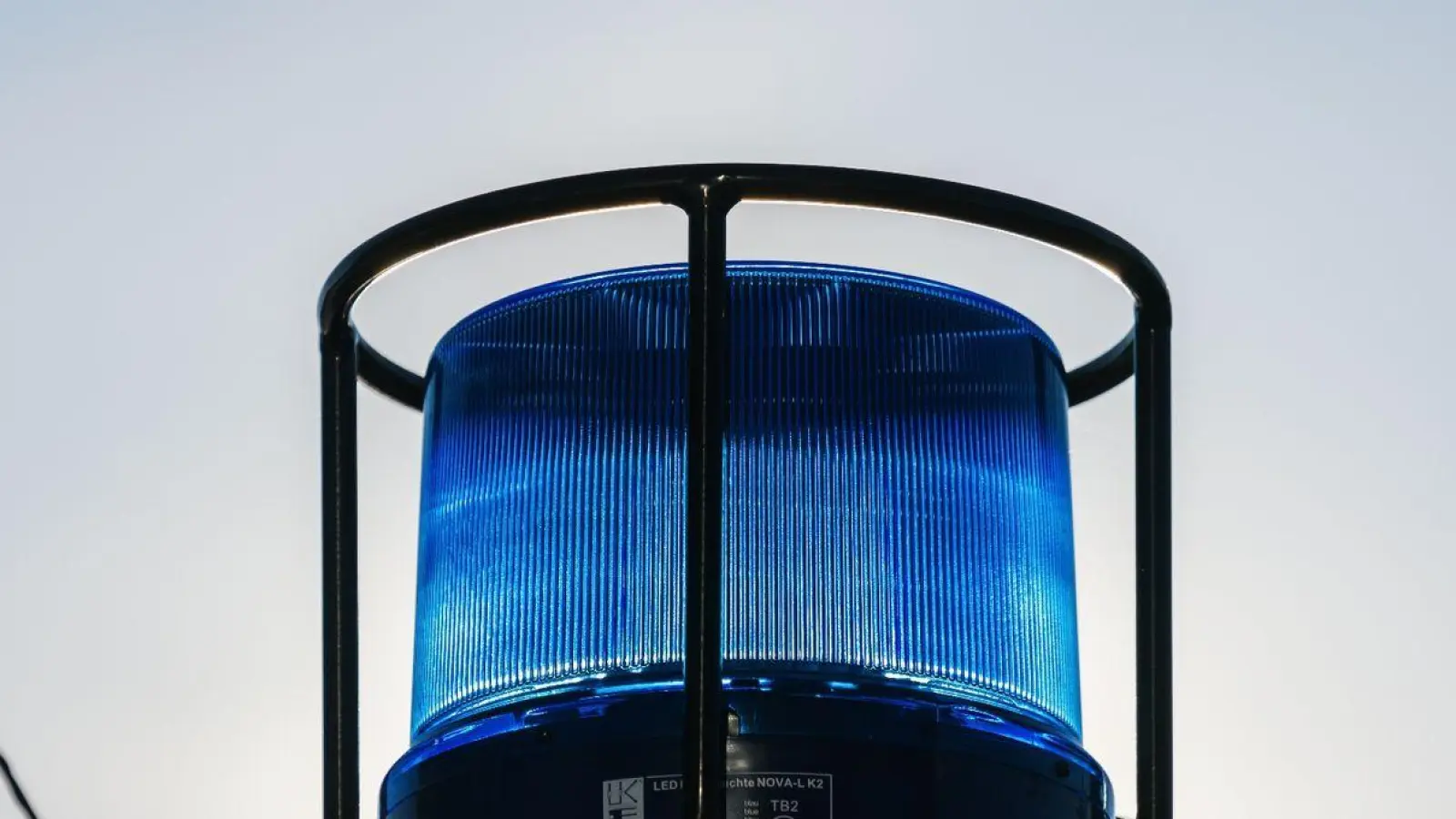 Ein Blaulicht auf dem Dach eines Einsatzfahrzeugs. (Foto: Philipp von Ditfurth/dpa/Symbolbild)