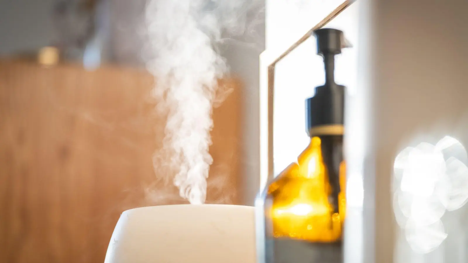 Dufte - aber auch sauber? Damit der Aroma-Diffuser nicht zur Keimschleuder wird, sollte er einmal wöchentlich gründlich gereinigt werden. (Foto: Zacharie Scheurer/dpa-tmn)