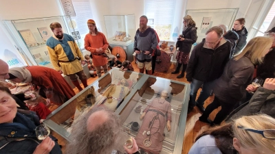 Die Rekonstruktion zweier Bestattungen aus der Merowingerzeit ist ein Blickfang der Ausstellung „steinAlt“. (Foto: Carmen Lechner)