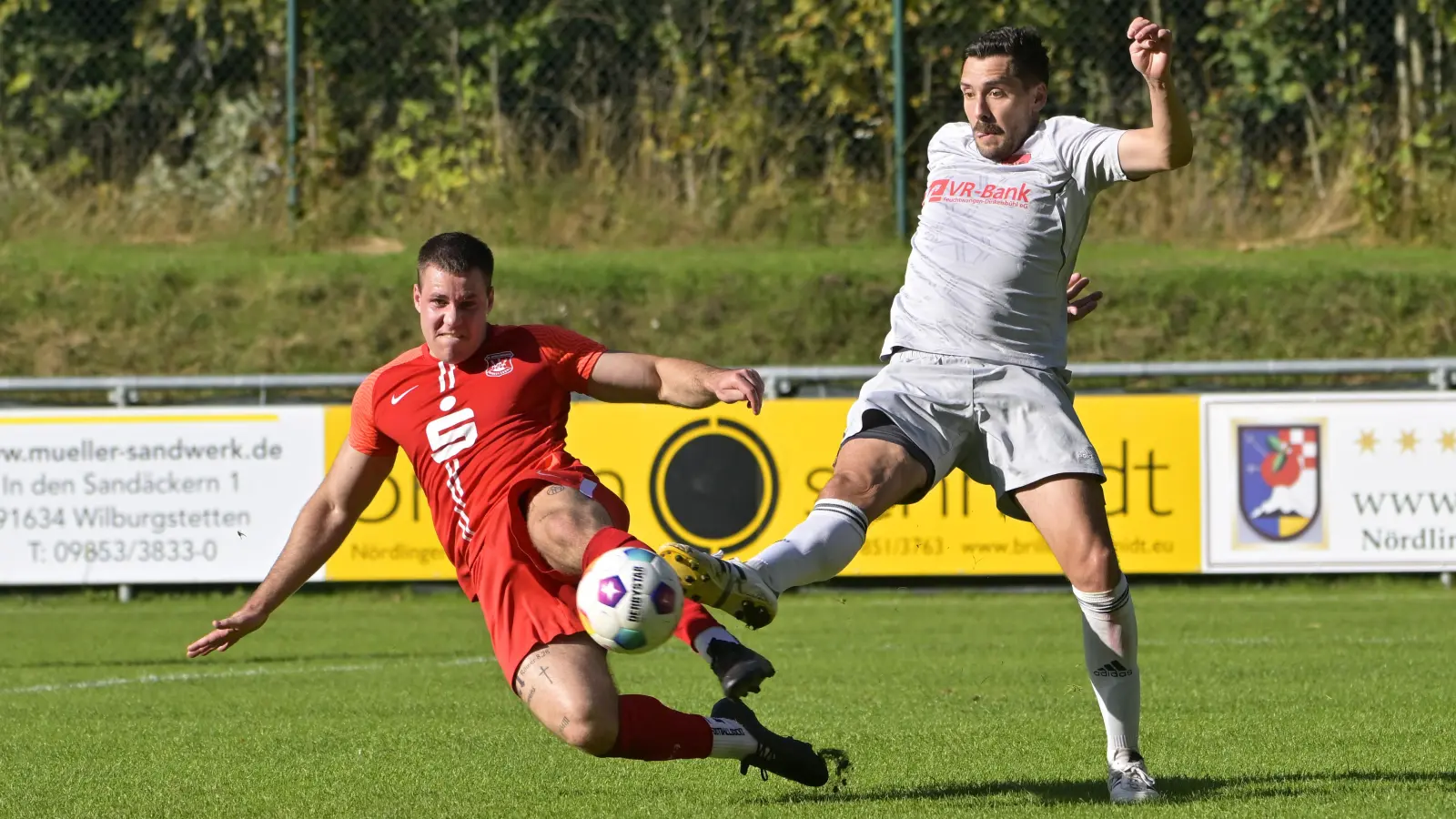 Werden am Wochenende wieder alles für ihre Vereine reinwerfen: Nico Engelhard (links, Spfr Dinkelsbühl) und Michael Kolb (SC Aufkrichen). (Foto: Martin Rügner)