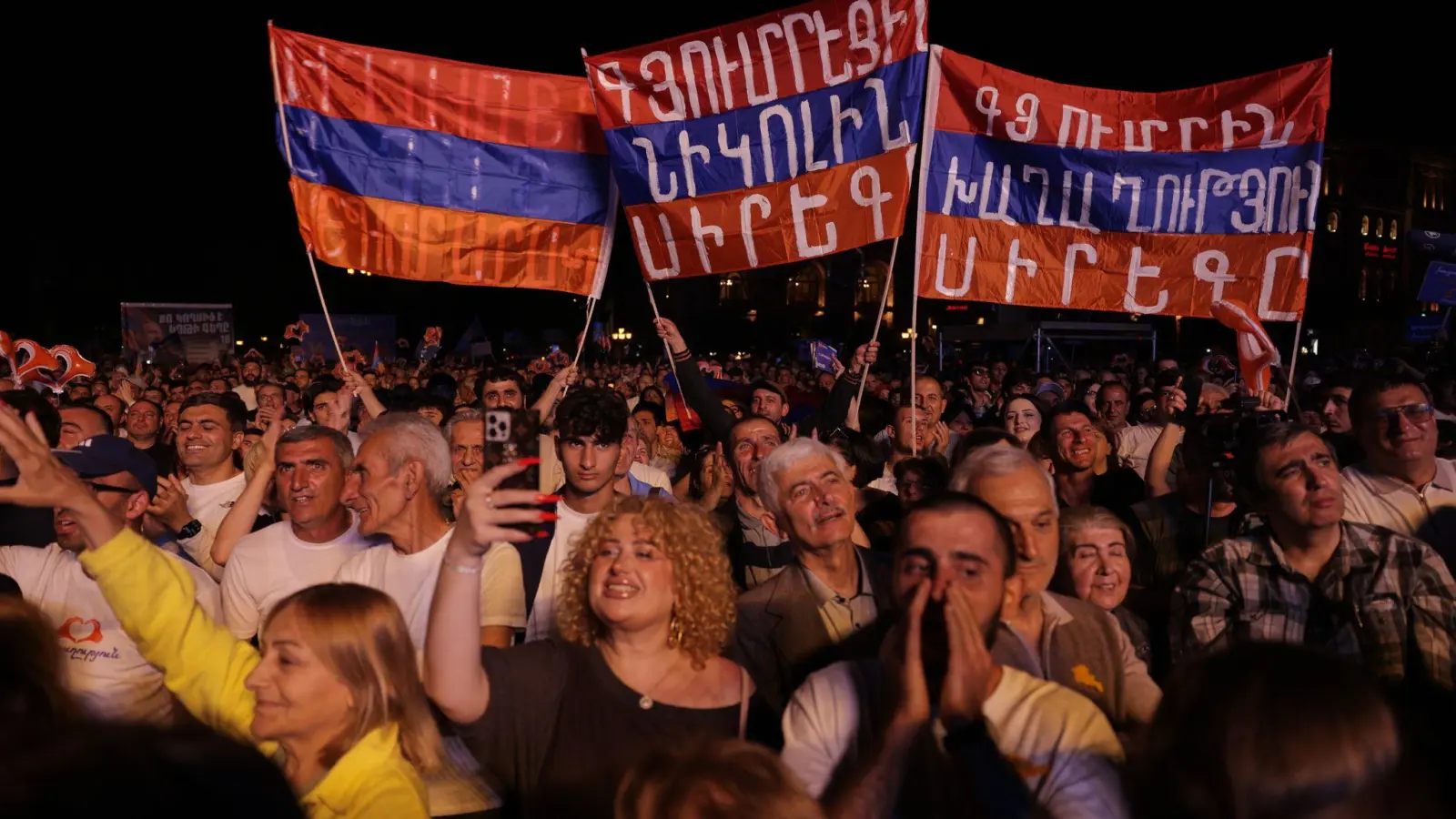 Am letzten Wahlkampftag versammelte Paschinjan seine Anhänger auf dem zentralen Platz der Republik in Eriwan. (Foto: Anthony Pizzoferrato/AP/dpa)