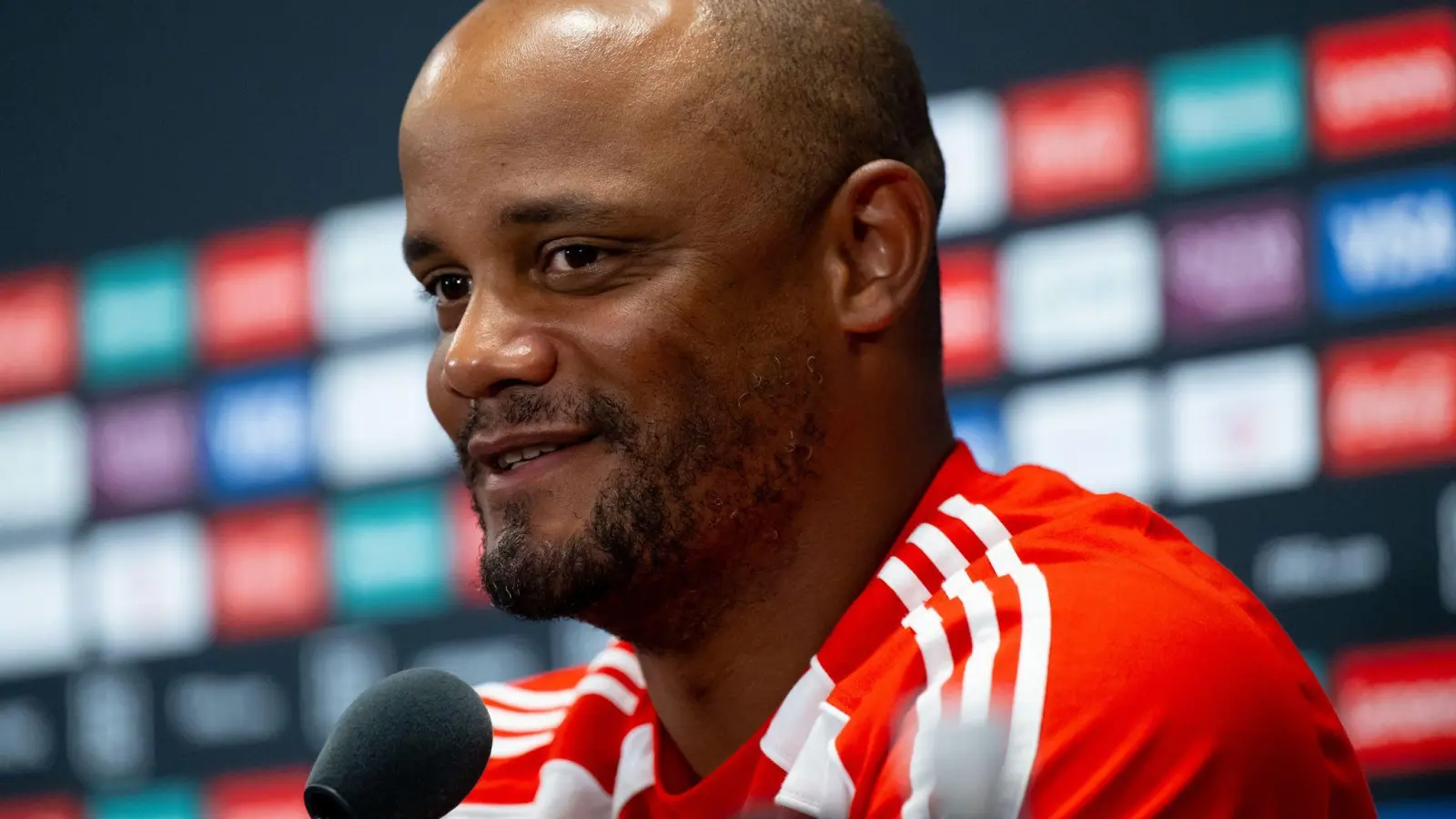 Bayern-Trainer Vincent Kompany bei der Pressekonferenz vor dem Achtelfinale gegen Flamengo. (Foto: Sven Hoppe/dpa)