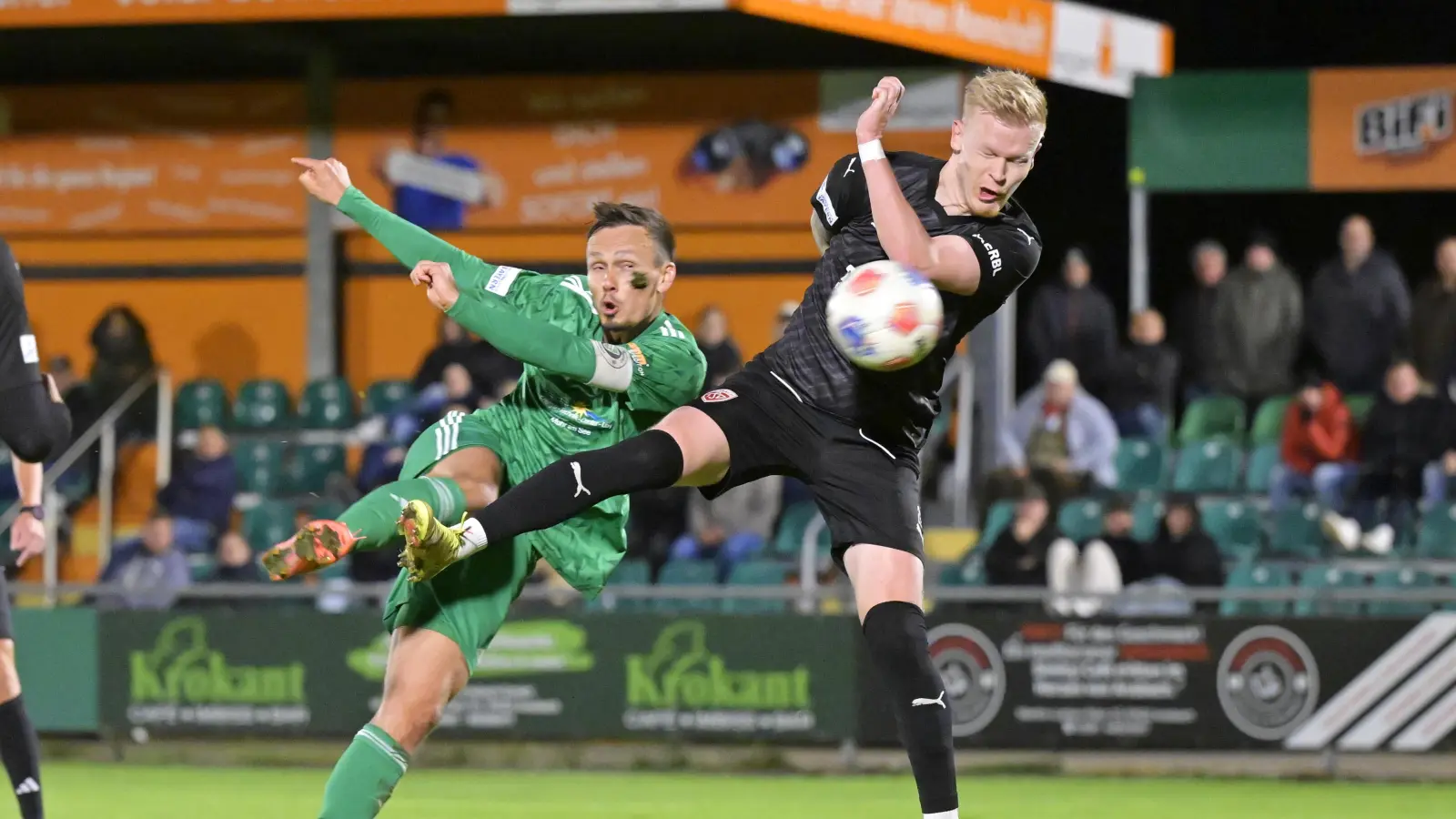 Die Szene, die zum Elfmeter führte: SpVgg-Kapitän Tobias Dietrich schießt aufs Tor. Rechts Benedikt Orth, der aber nicht den Strafstoß verursachte. (Foto: Martin Rügner)