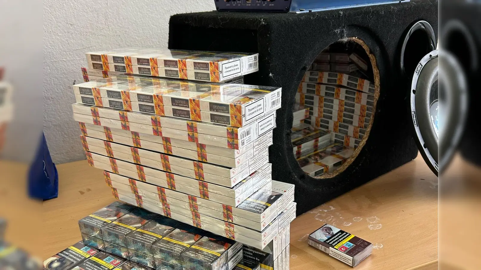 7.800 Zigaretten fanden Zollbeamte in einer Musikbox bei einer Kontrolle auf der Autobahn 3 im Landkreis Deggendorf. (Foto: -/Hauptzollamt Landshut/dpa)