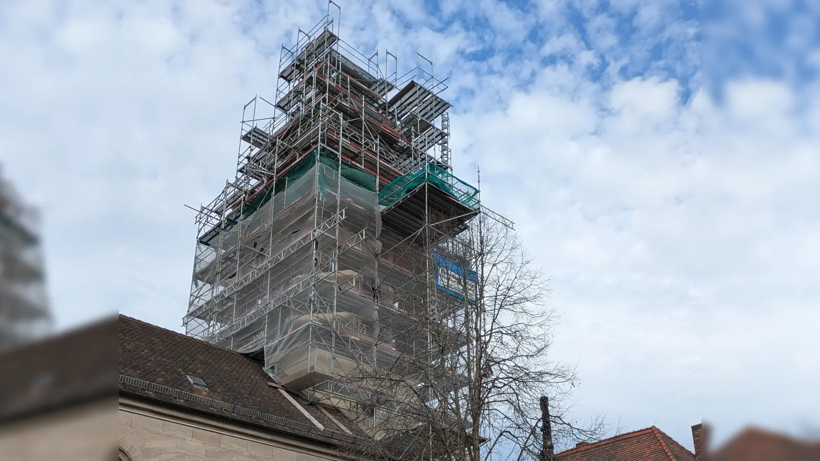Die evangelische Kirche St. Martin in Schopfloch muss saniert werden. Nun hat sich herausgestellt, dass auch die Turmuhr repariert und in Teilen ersetzt werden muss. (Foto: Daniel Ganzer)