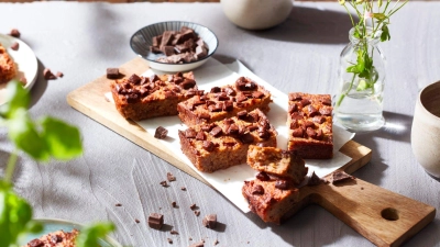 In Kombination mit Zutaten wie Leinsamen oder Quinoa wird der „Kartoffel-Flapjack“ zu einer echten Ballaststoff- und Energiequelle. (Foto: KMG/die-kartoffel.de/dpa-tmn)