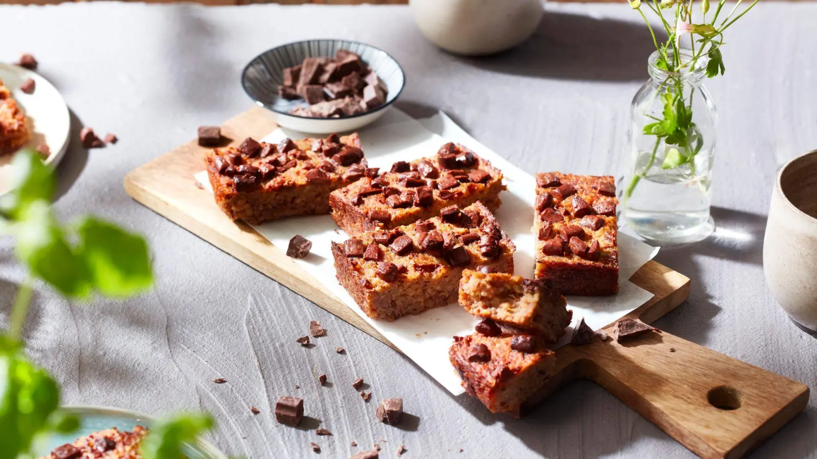 In Kombination mit Zutaten wie Leinsamen oder Quinoa wird der „Kartoffel-Flapjack“ zu einer echten Ballaststoff- und Energiequelle. (Foto: KMG/die-kartoffel.de/dpa-tmn)