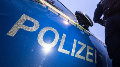 Zeugenaussagen brachten die Polizei auf die Spur des 73-Jährigen, der in einem Ansbacher Parkhaus für Schaden gesorgt hatte. (Symbolbild: Marijan Murat/dpa)
