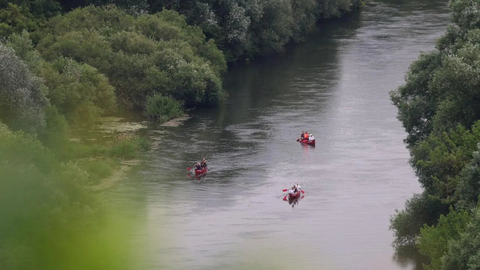 Kanufahrer sind auf einem Fluss in Unterfranken unterwegs. (Foto: Karl-Josef Hildenbrand/dpa/Symbolbild)