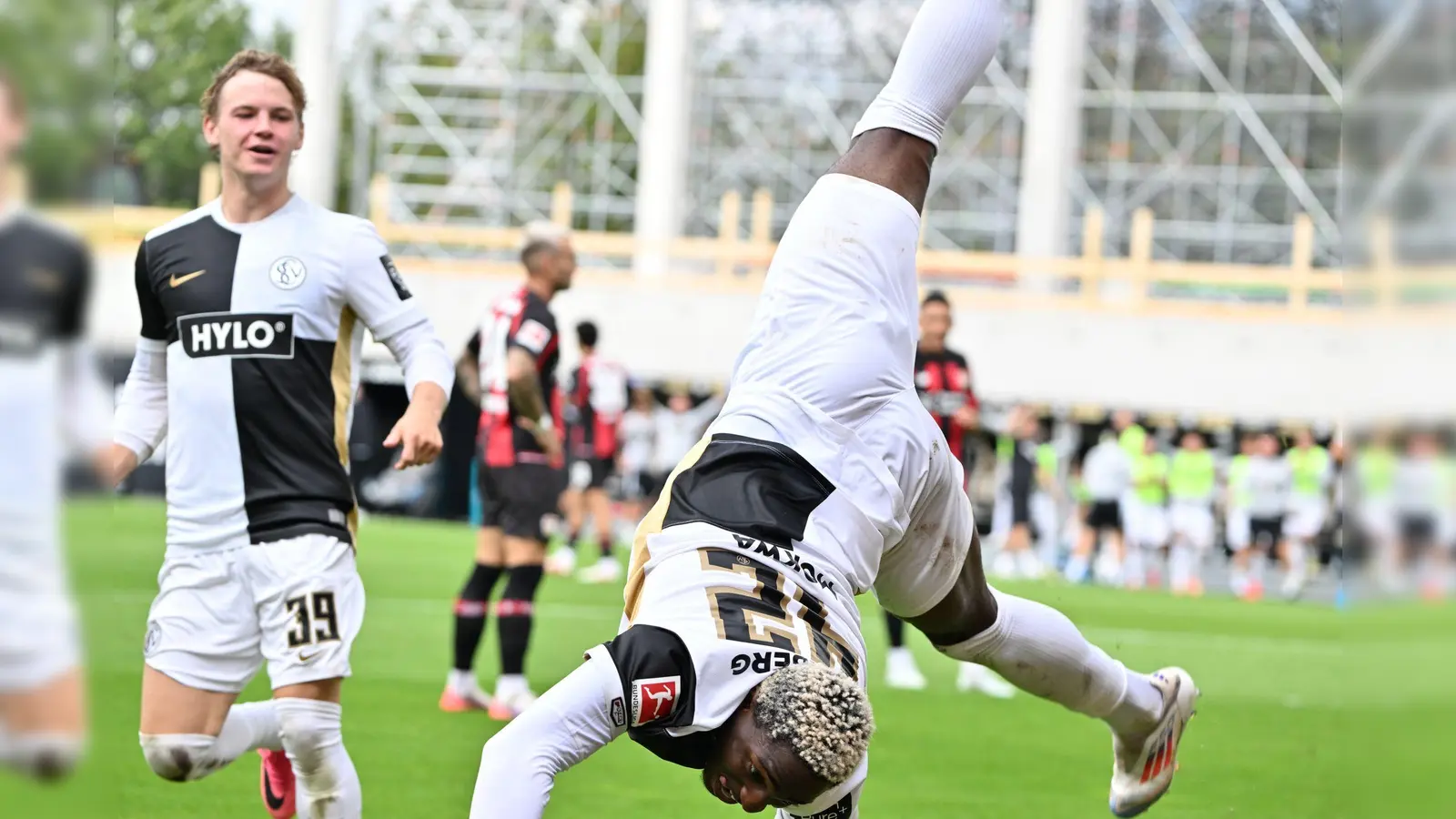 Elversberg steht Kopf: David Mokwa feiert das 3:0 gegen Leverkusen.  (Foto: Harald Tittel/dpa)
