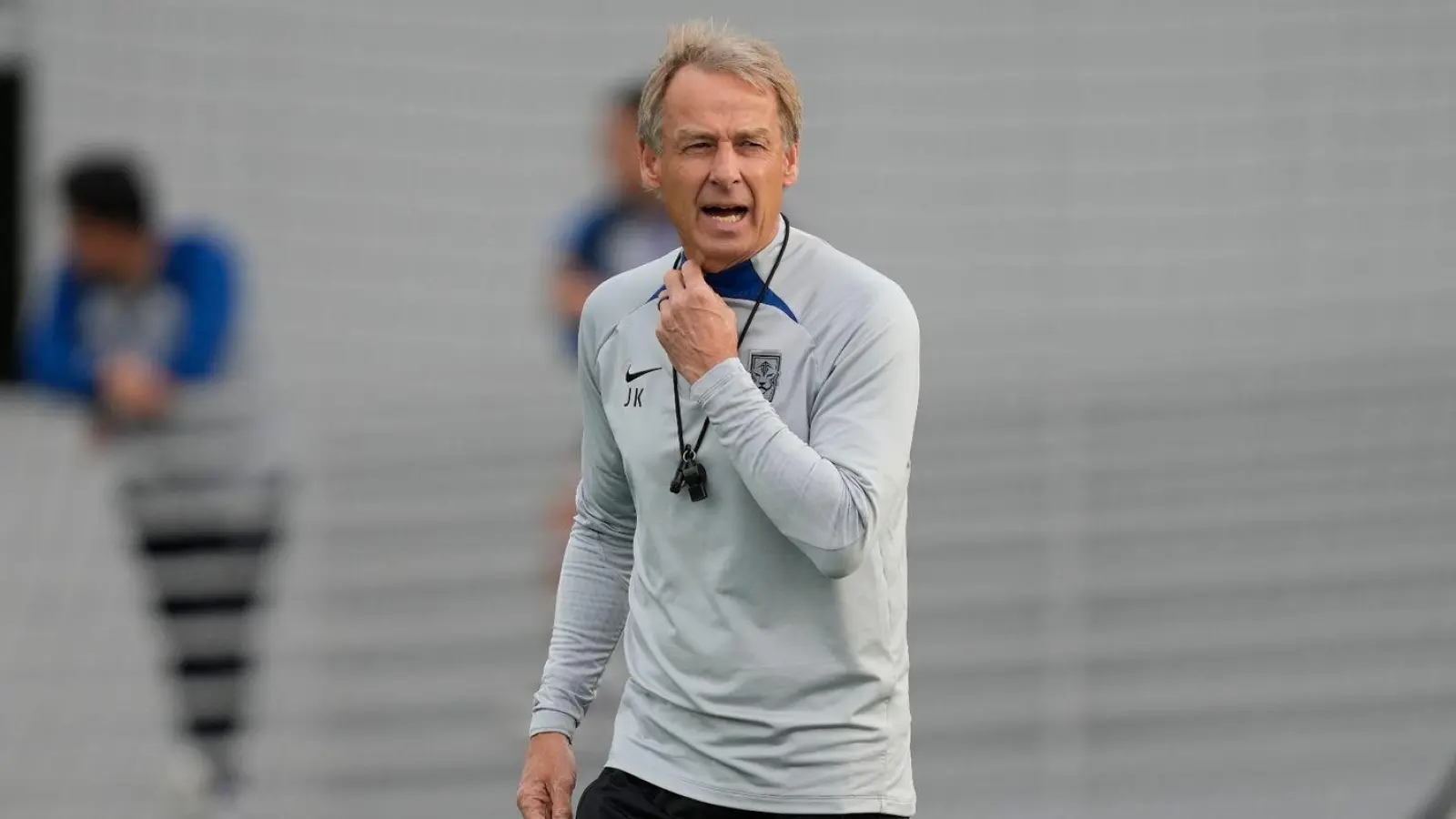 Hatte erst vor einem Jahr den Posten als Nationaltrainer von Südkorea übernommen: Jürgen Klinsmann. (Foto: Thanassis Stavrakis/AP/dpa)