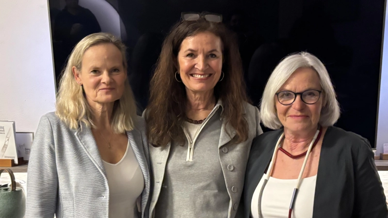 Auf Einladung von Ute Klehr (rechts) gaben Kriminalhauptkommissarinnen Kirstin Kasecker (links) und Annegret Steger Einblicke in ihre Arbeit. (Foto: Nicole Gunkel)