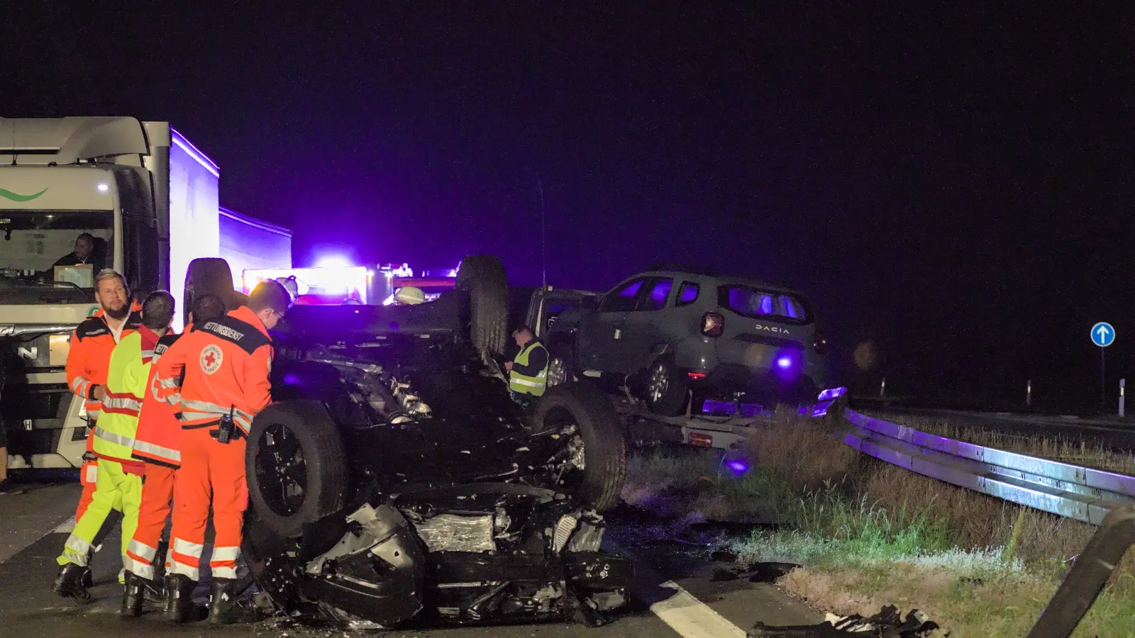 Auf der A6 bei Herrieden ereignete sich am frühen Mittwochmorgen ein schwerer Unfall, an dem mehrere Fahrzeuge beteiligt waren. (Foto: Tizian Gerbing)