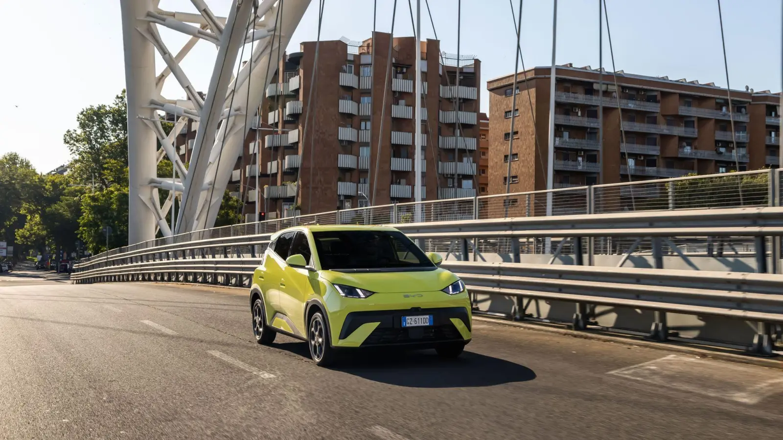 Wuselt gern durch die Stadt: Der kleine Dolphin macht auch beim Fahren einen fast schon erwachsenen Eindruck. (Foto: BYD/dpa-tmn)