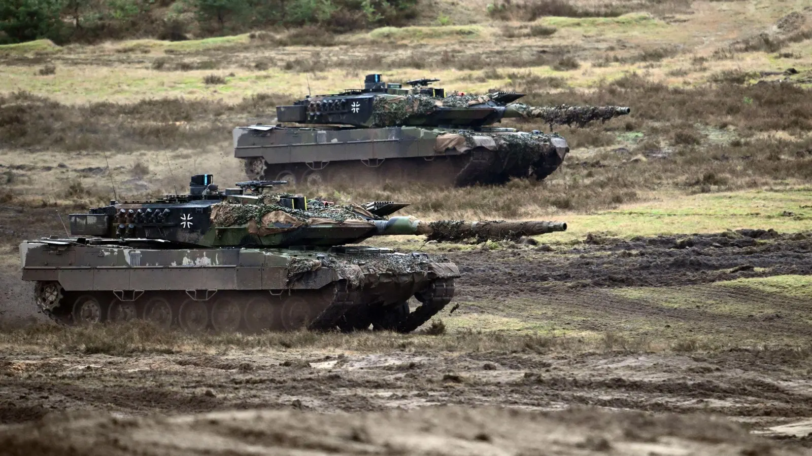 Zwei Leopard-2A6-Panzer auf einem Truppenübungsplatz der Bundeswehr (Archivbild). (Foto: Federico Gambarini/dpa)