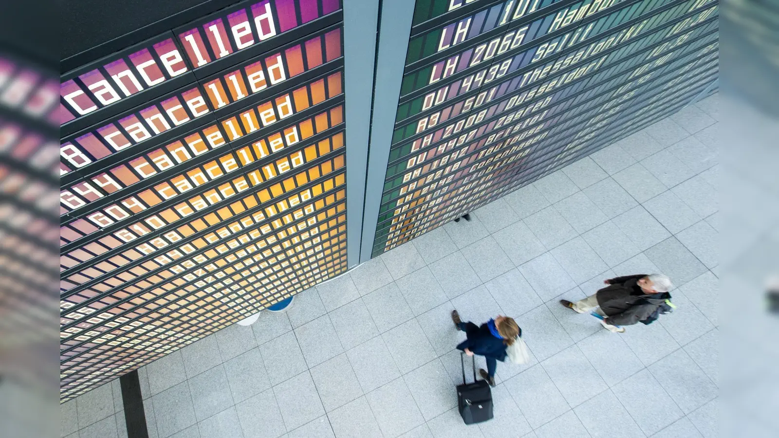 Wenn Reisepläne durcheinander gewürfelt werden, haben Reisende Rechte, die sie in Anspruch nehmen können. (Foto: Tobias Hase/dpa-tmn)