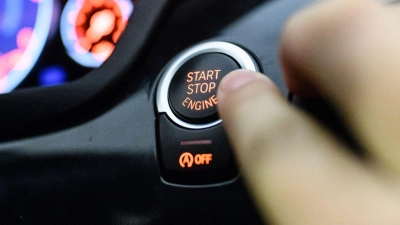 Lieber ausschalten. Den Motor im Stand laufen zu lassen, kostet oft unnötig Kraftstoff - und ist in vielen Situationen auch verboten. (Foto: Matthias Balk/dpa/dpa-tmn)