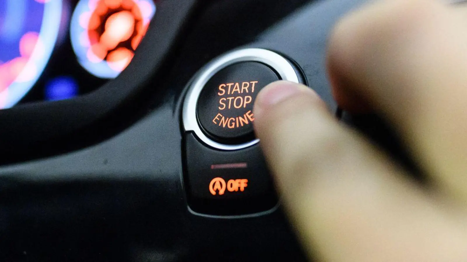 Lieber ausschalten. Den Motor im Stand laufen zu lassen, kostet oft unnötig Kraftstoff - und ist in vielen Situationen auch verboten. (Foto: Matthias Balk/dpa/dpa-tmn)