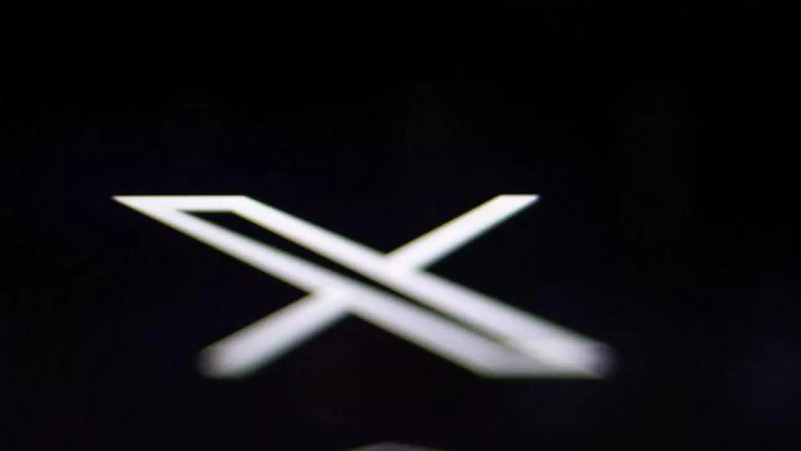 Forscher der Stanford University haben ein Tool entwickelt, um die parteipolitische Feindseligkeit in einem Feed der Online-Plattform X spürbar zu verringern. (Illustration) (Foto: Monika Skolimowska/dpa)