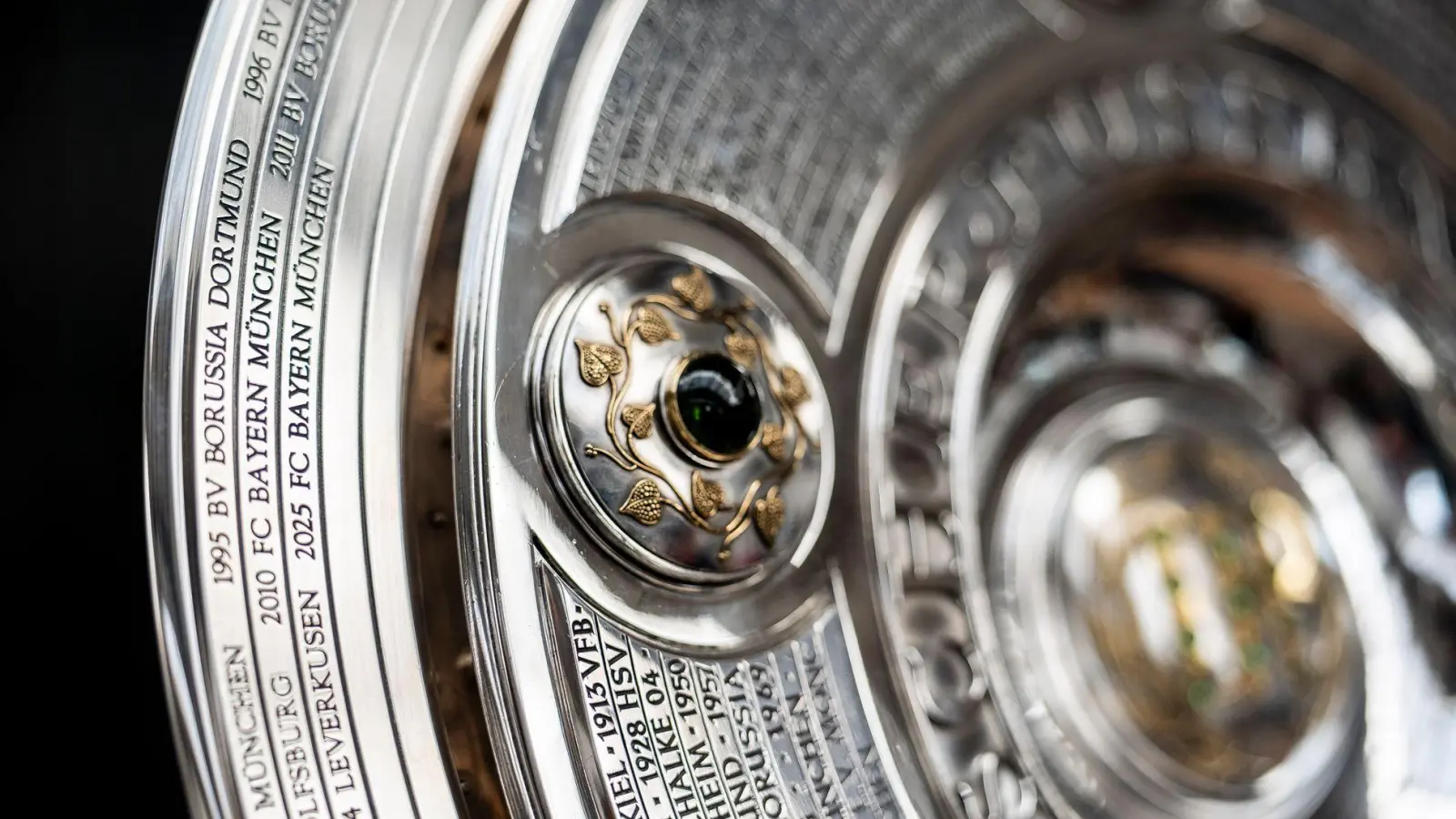 Neuer Außenring für die Meisterschale der Fußball-Bundesliga.  (Foto: Oliver Hardt/DFL/Getty Images/dpa)