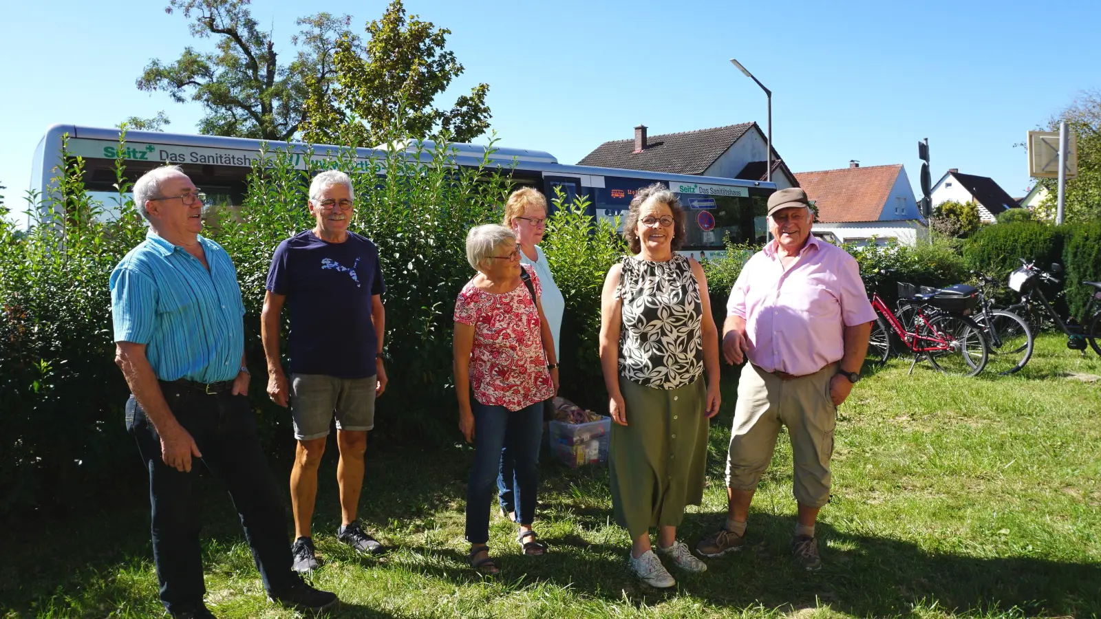 Einige Mitglieder des Helferkreises sowie zweiter Bürgermeister Carlheinz König (links) hießen die Neuankömmlinge willkommen. (Foto: Andrea Walke)