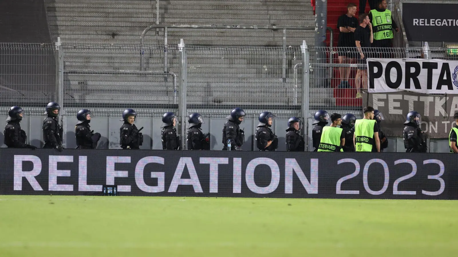 Der DFB untersucht nach den Ausschreitungen im Relegationshinspiel zwischen Wehen Wiesbaden und Bielefeld die Vorfälle. (Foto: Jörg Halisch/dpa)