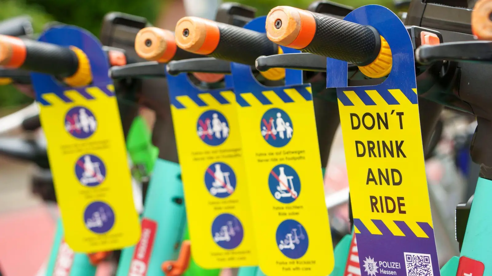 Die Polizei kontrollierte in mehreren Teilen Bayerns E-Scooter-Fahrer, die unter Alkohol- oder mutmaßlichem Drogeneinfluss standen. (Symbolbild) (Foto: Andreas Arnold/dpa)