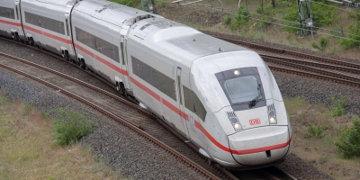 Der Anschluss an das ICE-Netz der Deutschen Bahn bleibt für die Region weiter ein Problem. (Foto: Paul Zinken/dpa)