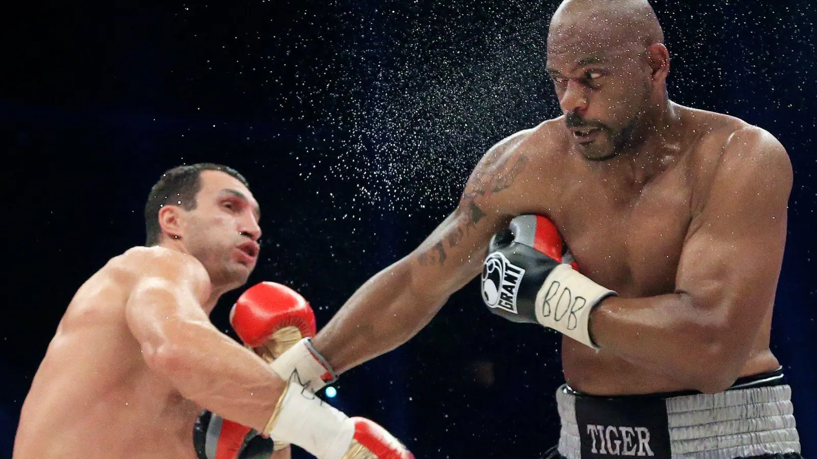 Der Sohn von Tony Thompson (r) spielt künftig Basketball in Würzburg. (Foto: picture alliance / dpa)