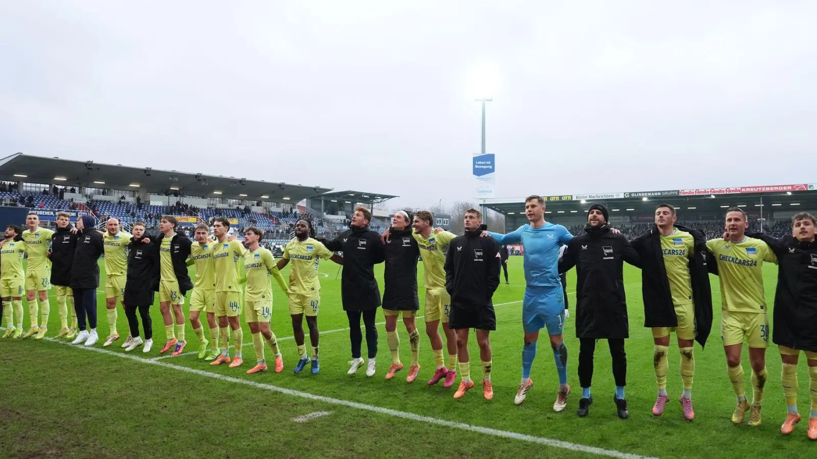 Hertha BSC feiert in Kiel.  (Foto: Marcus Brandt/dpa)