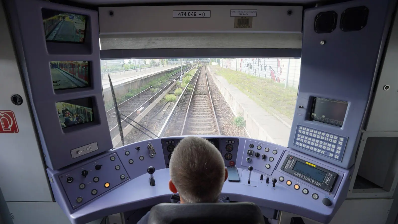 Ein Lokführer kontrolliert im Führerstand einer digitalen S-Bahn der Linie S2 auf dem Weg von Bergedorf in Richtung Berliner Tor in Hamburg die Fahrt. (Foto: Marcus Brandt/dpa)