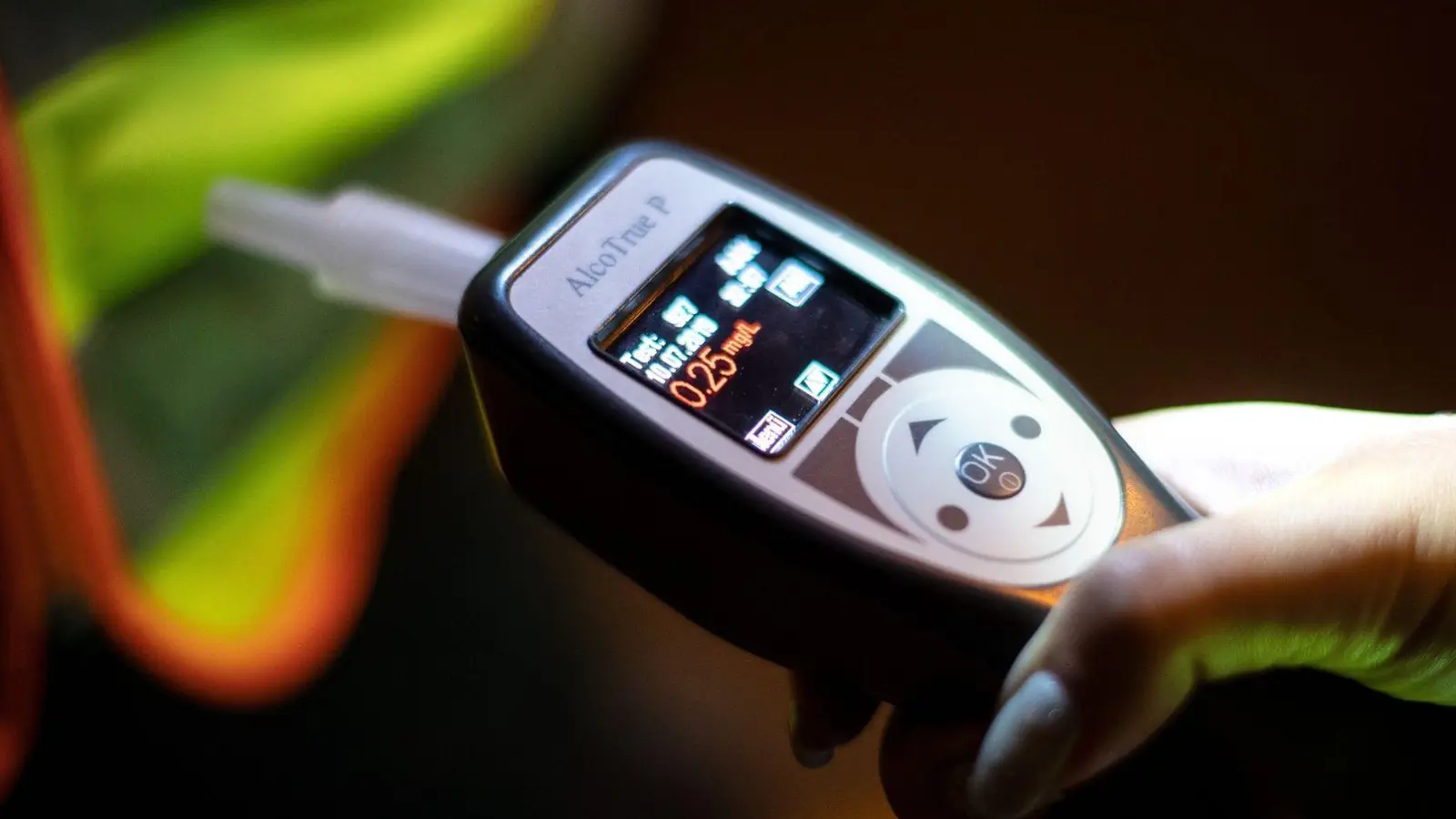 Der Autofahrer musste sich einem Alkoholtest und später einer Blutentnahme stellen. (Symbolbild: Sina Schuldt/dpa/dpa-tmn)