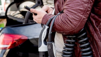 Lade-Apps vergleichen Preise: An derselben Ladesäule können je nach Anbieter unterschiedliche Tarife gelten. (Foto: Zacharie Scheurer/dpa-tmn)