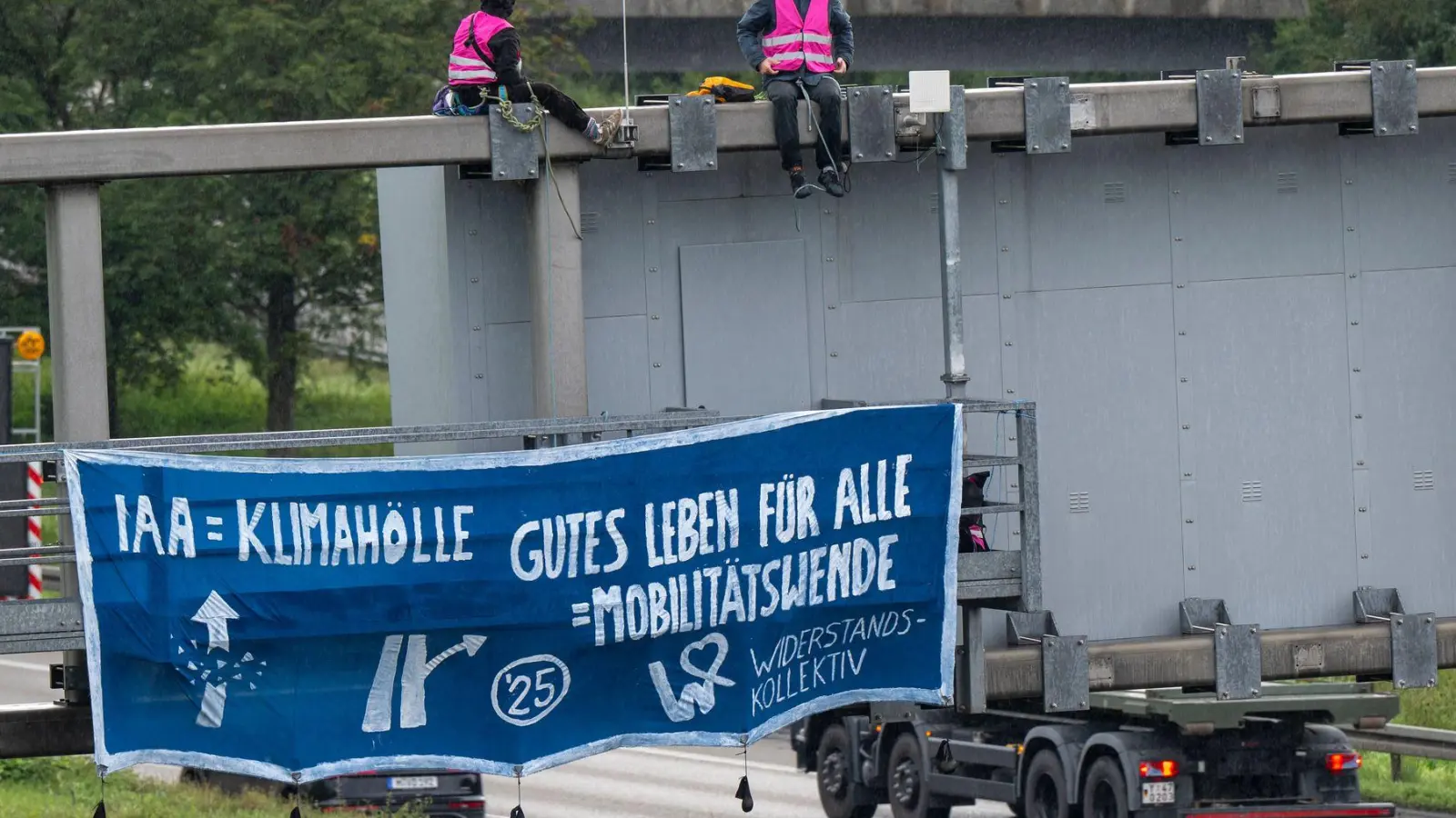 Mit einer Straßenblockade auf der Autobahn A9 in München protestierten Umweltaktivisten im morgendlichen Berufsverkehr gegen die Internationale Automobil-Ausstellung (IAA). (Foto: Peter Kneffel/dpa)