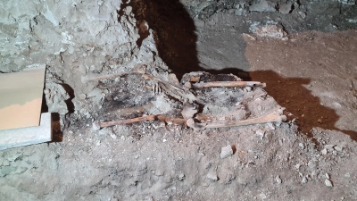 Eines der Mönchsskelette, die Archäologen im Klosterchor freigelegt haben. (Foto: Anna Franck)