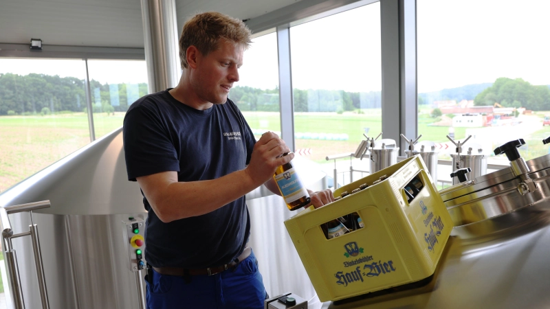 Mit einem alkoholfreien Hellen ist Florian Hauf 2025 auf den Markt gegangen. Weitere Sorten könnten folgen. (Foto: Johannes Hirschlach)