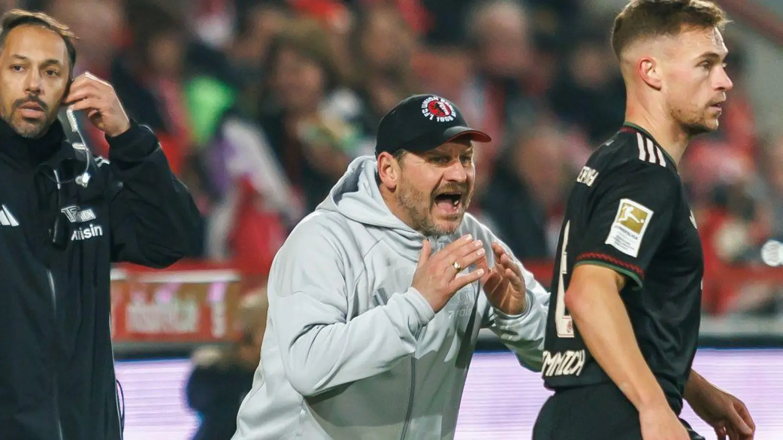 Baumgart (M.) ärgerte sich über die VAR-Entscheidung.  (Foto: Andreas Gora/dpa)