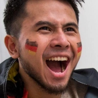 So jubeln Fußballfans daheim - vor allem, wenn Tore noch nicht akustisch von Nachbarn gespoilert worden sind. (Foto: Christin Klose/dpa-tmn)