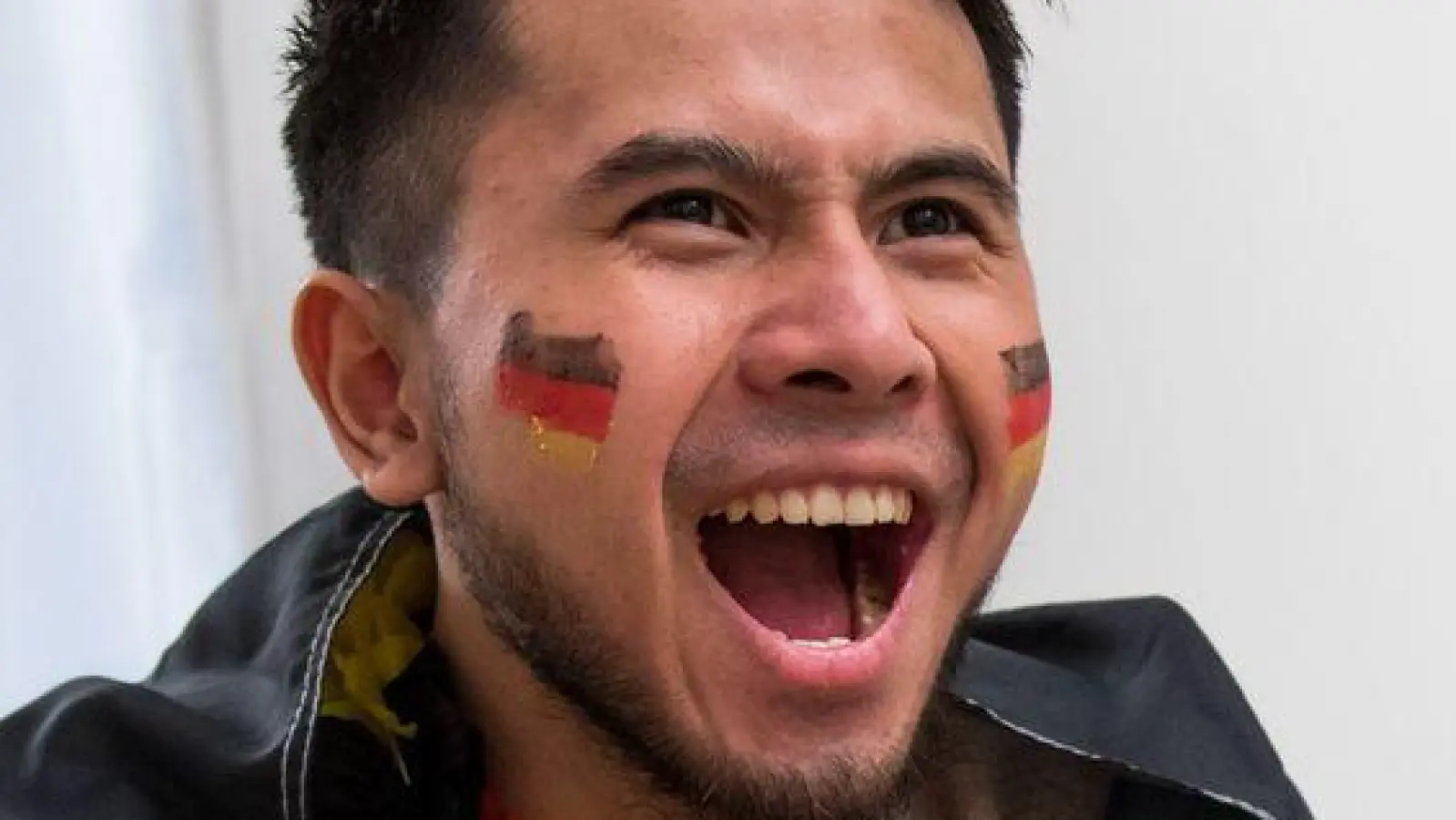 So jubeln Fußballfans daheim - vor allem, wenn Tore noch nicht akustisch von Nachbarn gespoilert worden sind. (Foto: Christin Klose/dpa-tmn)